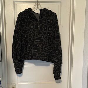 Lululemon cropped scuba leopard